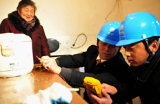 服务队员为老人提供上门服务