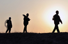 电力工人行走在山间