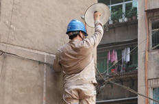 电力工人检修路灯