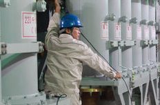 国网员工认真工作