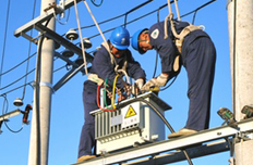 电力工人正在检修电路