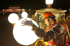 电力公司员工检查华灯