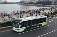 青岛街头的电动公交车