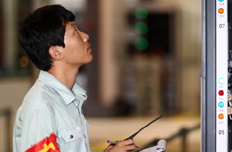 工作人员在检查设备