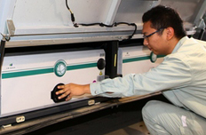 工作人员正在检查设备