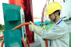 工作人员正在为电动车充电