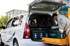 工作人员正在为电动车充电