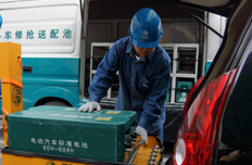 工作人员正在认真工作