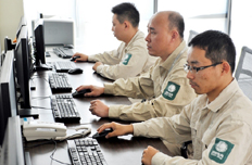 工作人员正在监控运行