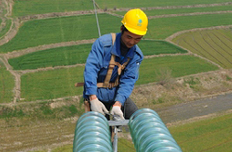 施工人员在高空安装铁塔附件