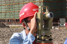 电力工作者认真工作