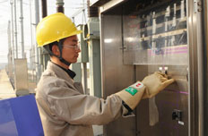 工人正在检查设备