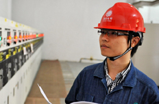 工人正在检查运行