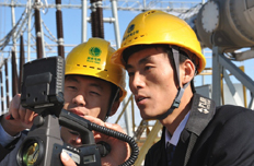 电力工作者正在认真研究工作