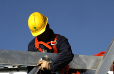 工人正在安装风机