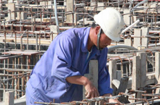 电力工人正在施工