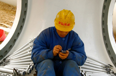 工人正在精细测算