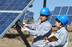 国家电网员工正在认真工作