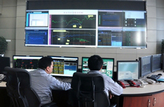 国家电网工作人员认真工作