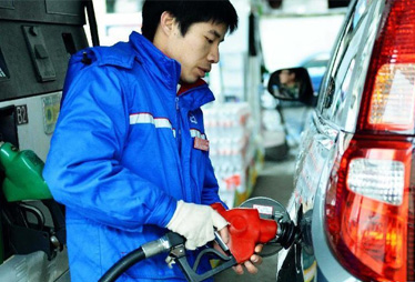 2013成品油价首次上调 新定价机制或两会后出台