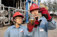 工作人员现场讲解生物柴油油品