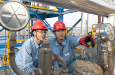 中石化石家庄炼化工作人员现场操作