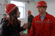 新华网记者采访新星石油公司副总经理