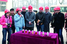 媒体记者与社会监督员在生物柴油生产一线