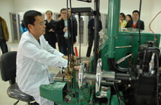 记者观看工作人员操作柴油检测设备