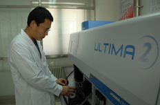 工作人员操作尾气处理液检测设备