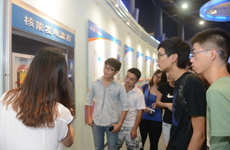 工作人员为网友讲解