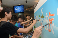 网友在展板上添加颜色