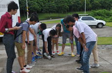 工作人员在检测水泥地面的辐射