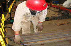 工人正在有序作业