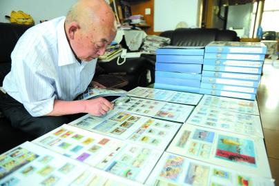 日照八旬老人万枚邮票展庆祝航海日