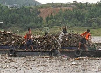 重慶：巫山清漂隊日均清理200余噸漂浮物