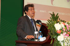 同济大学副校长吴志强做&ldquo;中国城镇化战略与能源门槛&rdquo;主题演讲