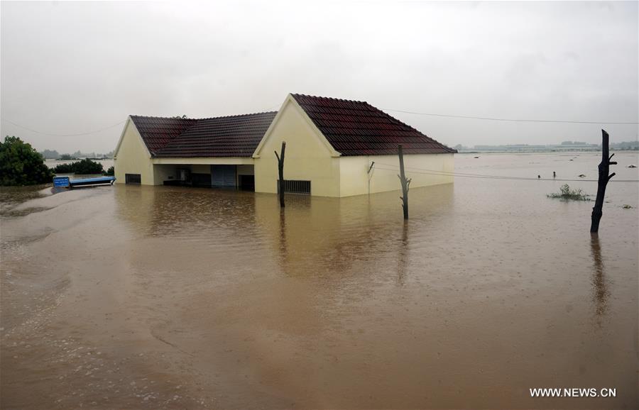  Torrential rainfall in Shucheng since June 30 and rain-triggered dike breaches have affected 300,000 people, destroyed 370,000 mu (about 24,667 hectares) of crops and forced 44,870 to relocate