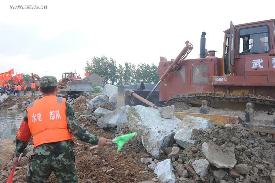 #CHINA-HUBEI-HUANGMEI-DIKE BREACH-REPAIR (CN)