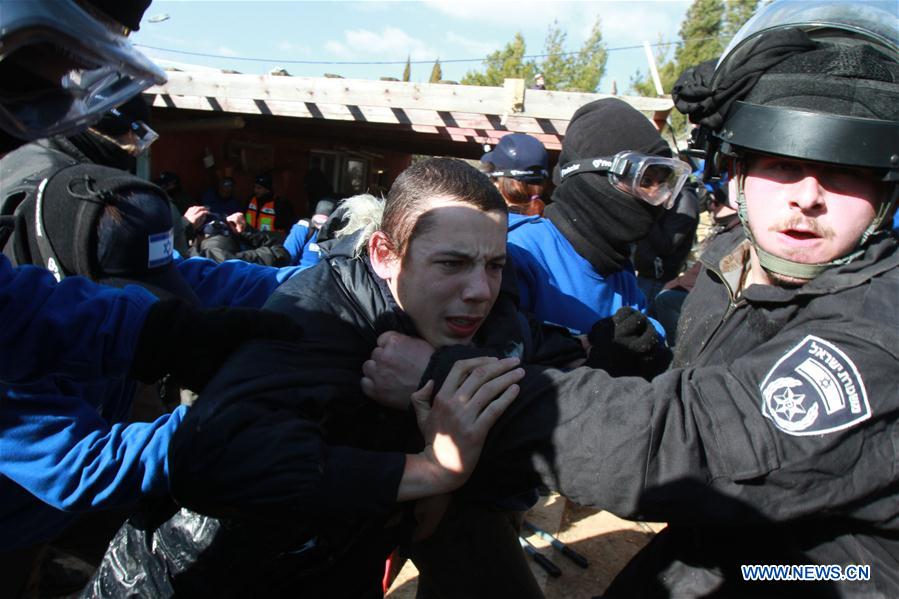MIDEAST-WEST BANK-JEWISH OUTPOST-AMONA-EVACUATION-VIOLENCE