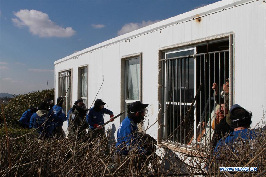 MIDEAST-WEST BANK-JEWISH OUTPOST-AMONA-EVACUATION-VIOLENCE