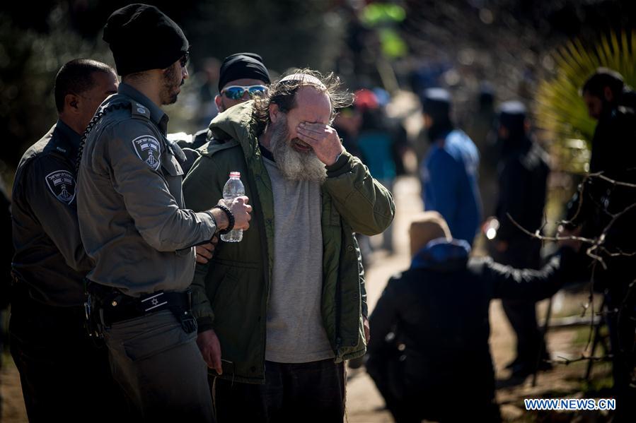 MIDEAST-WEST BANK-JEWISH OUTPOST-AMONA-EVACUATION-VIOLENCE