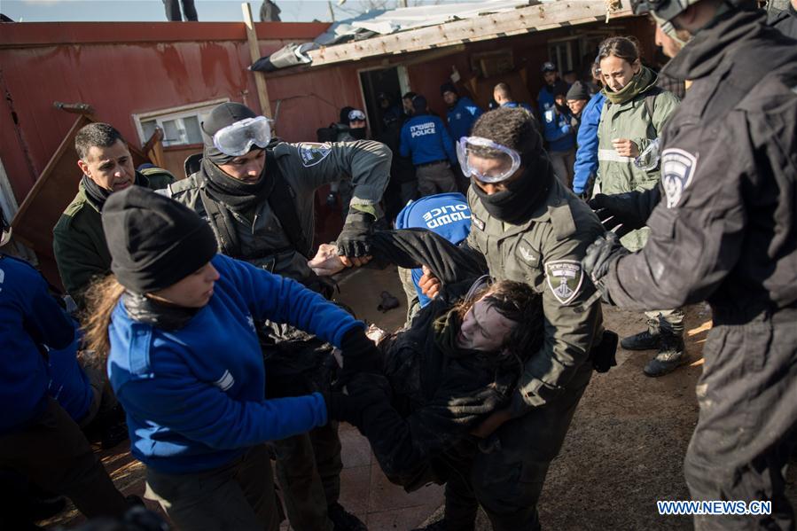 MIDEAST-WEST BANK-JEWISH OUTPOST-AMONA-EVACUATION-VIOLENCE