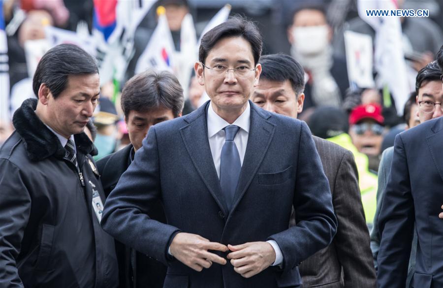 Samsung Electronics Vice Chairman Lee Jae-yong (Front) enters a Seoul court for hearings in Seoul, South Korea, on Feb. 16, 2017. Samsung Electronics Vice Chairman Lee Jae-yong (Front) enters a Seoul court for hearings in Seoul, South Korea, on Feb. 16, 2017.