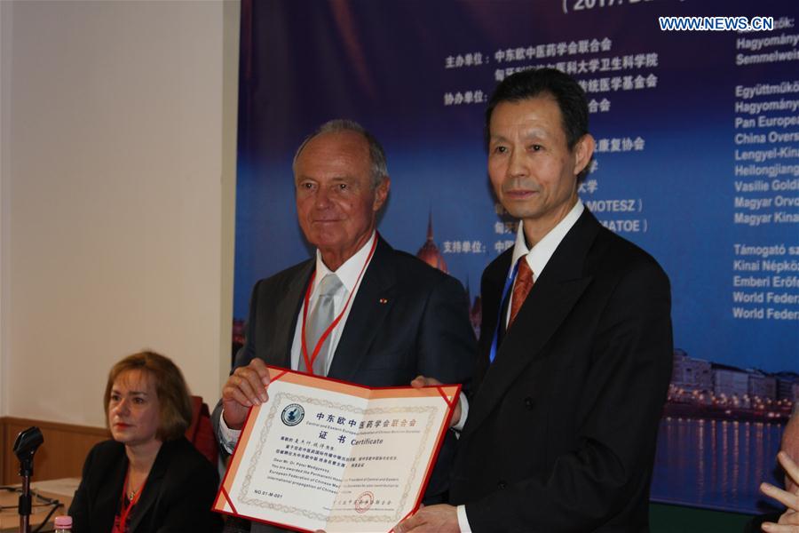 President of the Central and Eastern European Federation of Chinese Medicine Societies Yu Funian (R) presents the letter of appointment as Permanent Honorary President of the federation to former Hungarian Prime Minister Peter Medgyessy at the founding ceremony in Budapest, Hungary, March 4, 2017. President of the Central and Eastern European Federation of Chinese Medicine Societies Yu Funian (R) presents the letter of appointment as Permanent Honorary President of the federation to former Hungarian Prime Minister Peter Medgyessy at the founding ceremony in Budapest, Hungary, March 4, 2017.