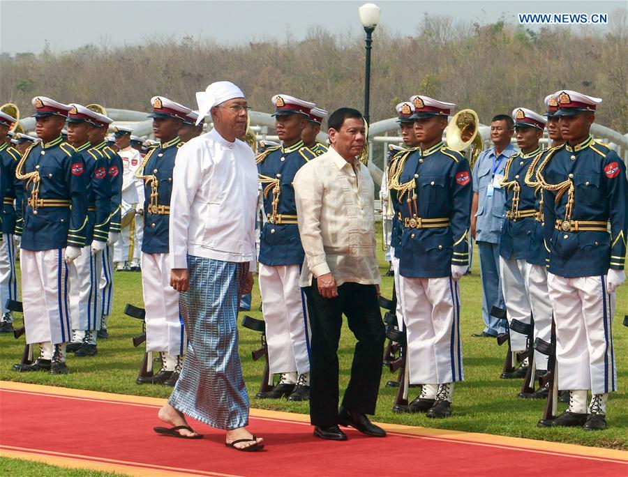 Myanmar's President U Htin Kyaw (L front) and visiting Philippine President Rodrigo Duterte (R front) inspect the honor guard during a welcome ceremony at the Presidential Palace in Nay Pyi Taw, Myanmar, March 20, 2017. 