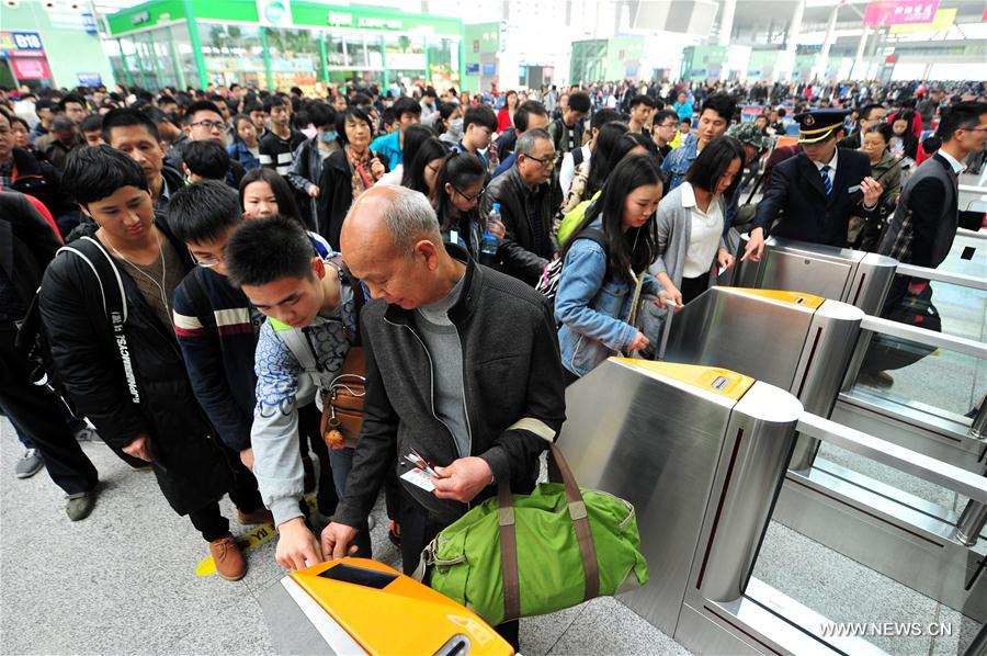 Nanchangxi Railway Station is expected to transfer more than 150,000 passengers in the first day of the Qingming Holiday. (Xinhua/Peng Zhaozhi)