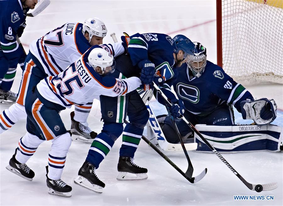 (SP)CANADA-VANCOUVER-ICE HOCKEY-NHL-OILERS VS CANUCKS