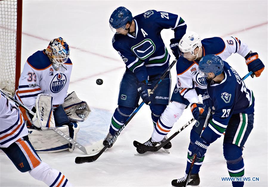 (SP)CANADA-VANCOUVER-ICE HOCKEY-NHL-OILERS VS CANUCKS