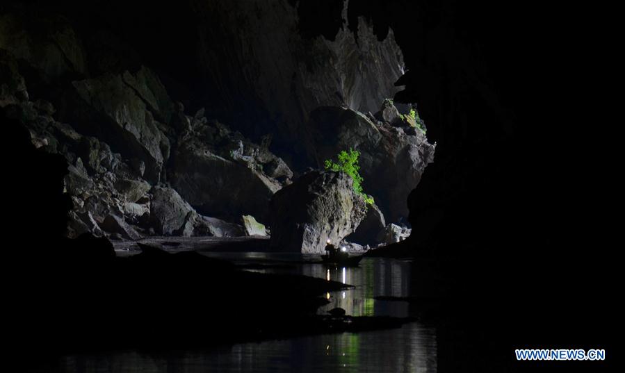 LAOS-KHAMMOUANE-KONG LOR CAVE